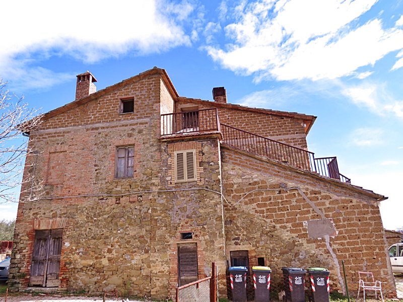 In posizione dominante ed abbastanza isolata, a circa 15 km da Orvieto.